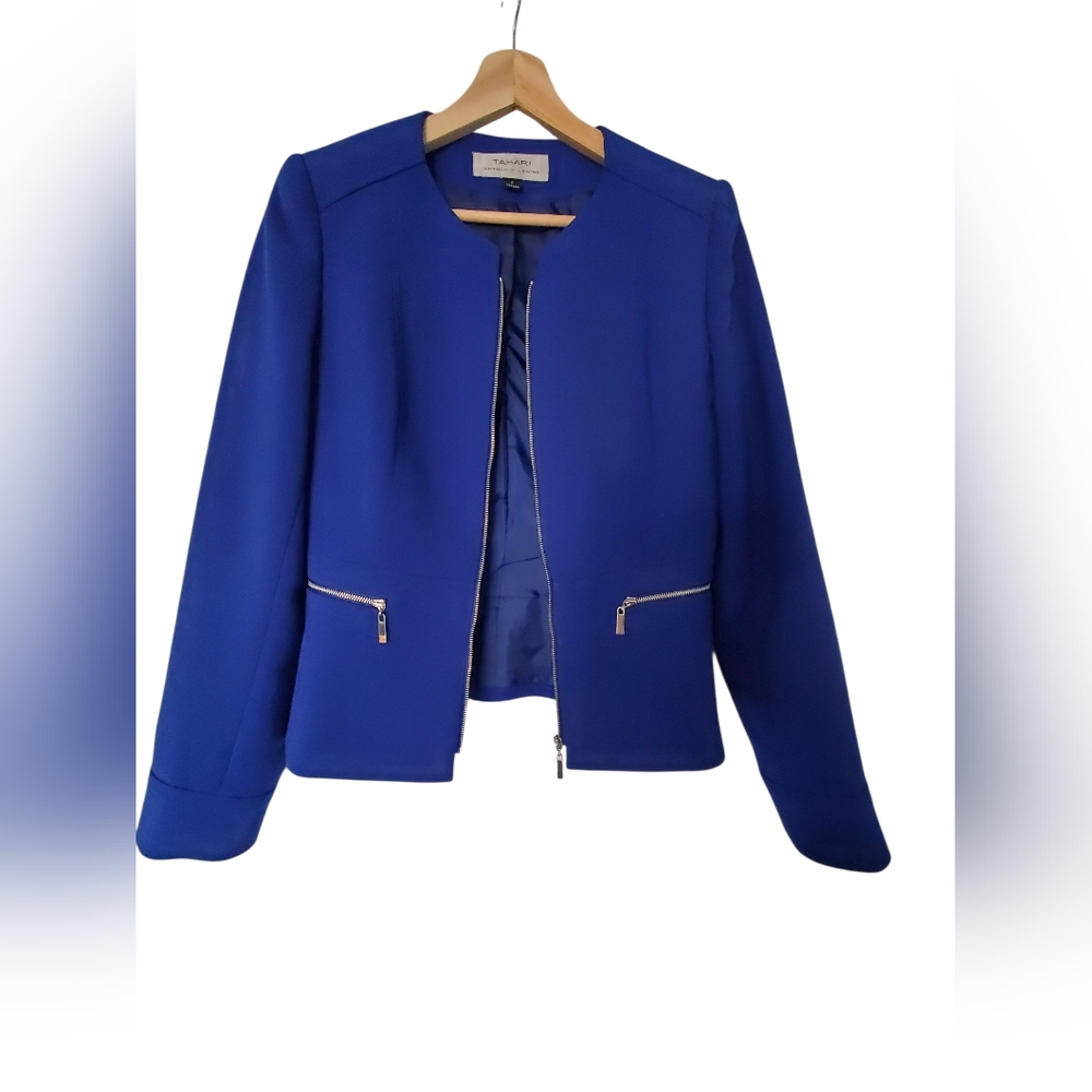 Elie Tahari Blue Cropped Blazer with Tailored Fit